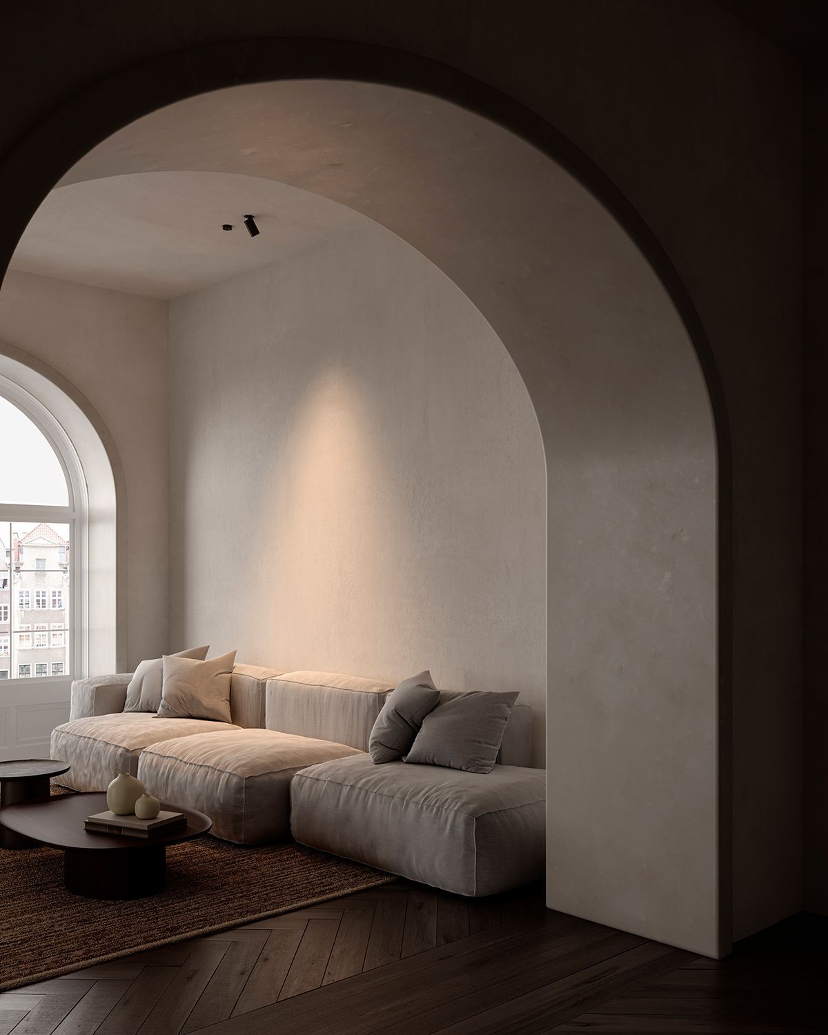 Halbeinbauspot an der Decke wirft einen markanten Lichtkegel auf die gewölbte Wand eines modernen Wohnzimmers