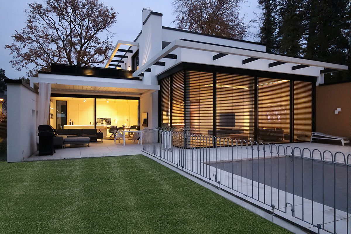 Stimmungsvolle Beleuchtung einer Villa