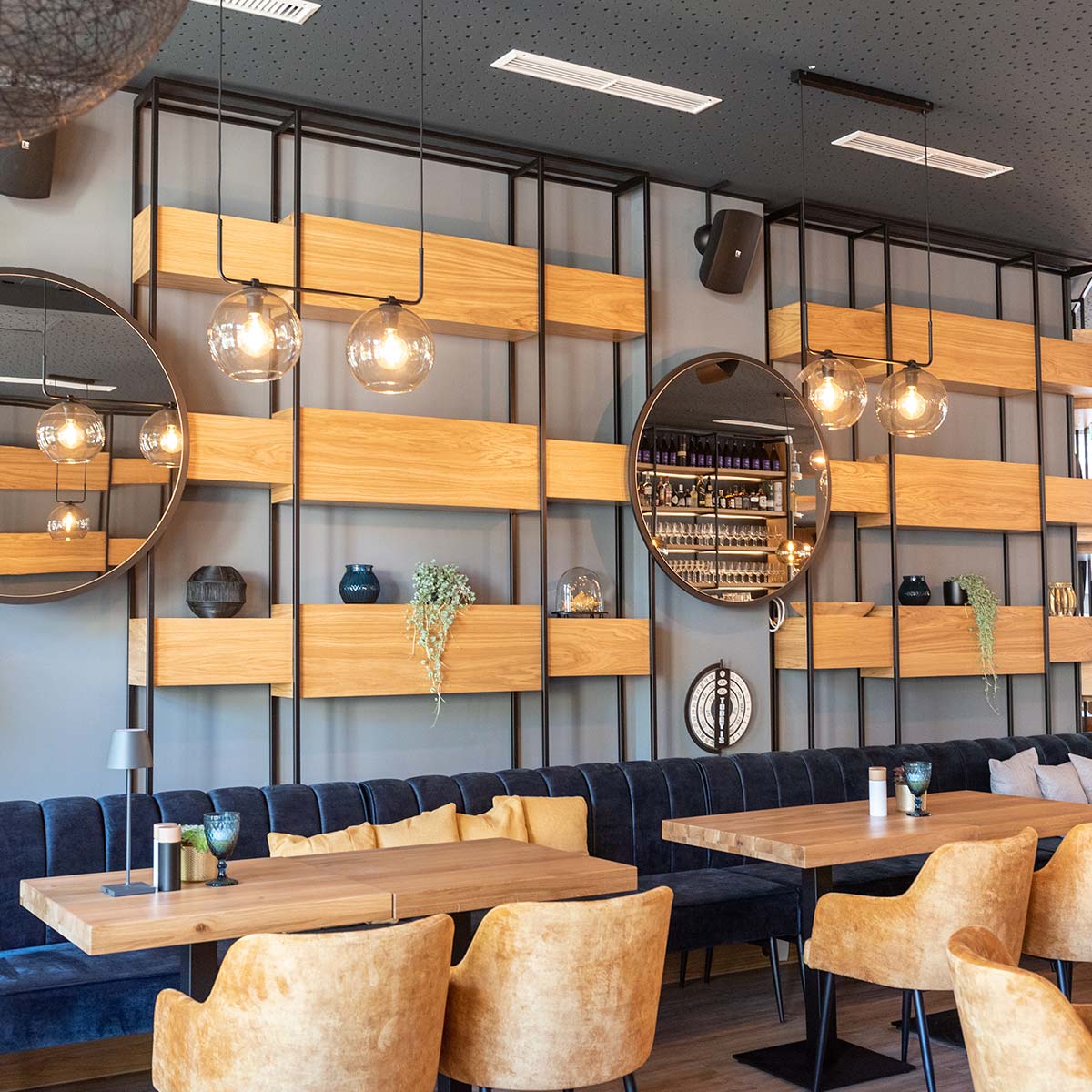 Café-Interieur mit Glaspendelleuchten und Wandregalen