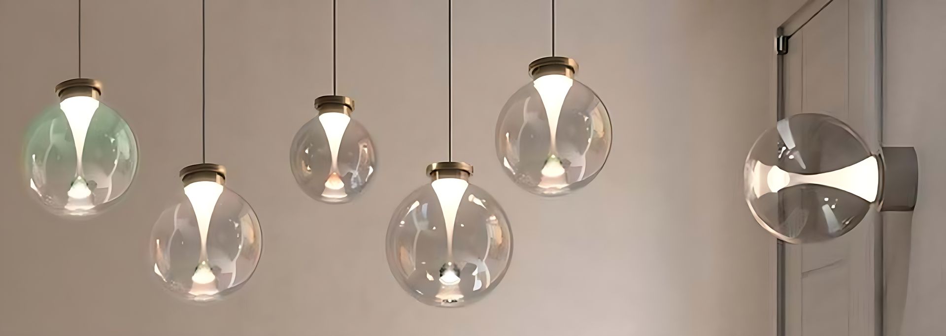 Kugelförmige Glas-Pendelleuchten La Stilla von Cangini & Tucci mit gebündeltem LED-Lichteffekt.
