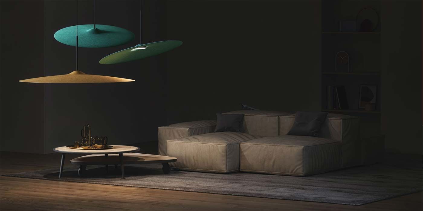 Drei diskusförmige Akustikleuchten von Fabbian in Türkis und Ocker, hängend über einem modernen Wohnzimmer mit hellem Sofa.