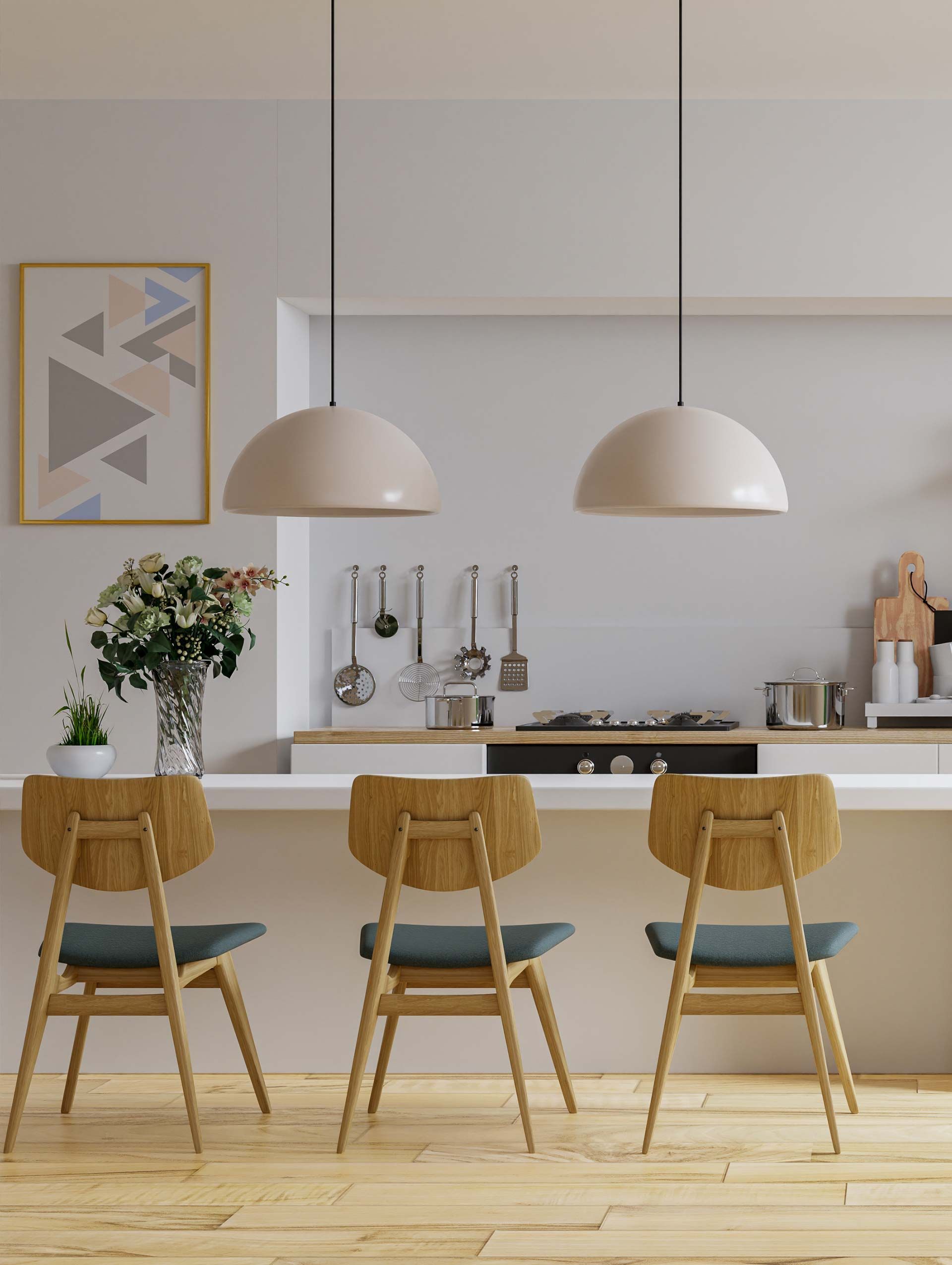 Moderne Küchen-Lichtplanung mit halbkugelförmigen Pendelleuchten über der Kochinsel.