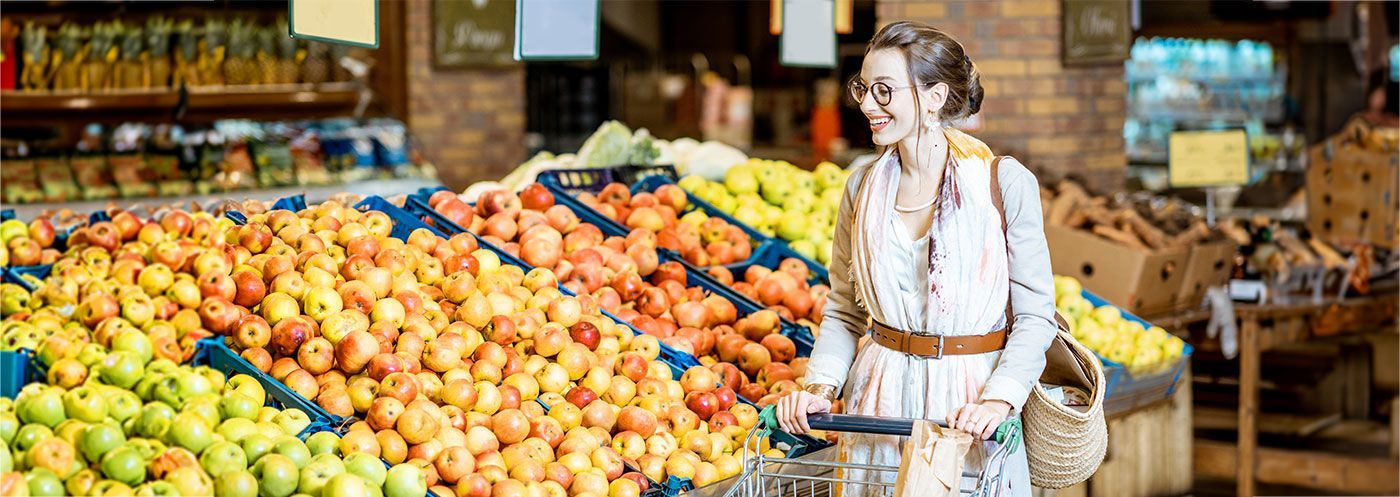 Gezielte Supermarkt-Lichtplanung setzt frisches Obst durch warme, brillante Akzente perfekt in Szene.