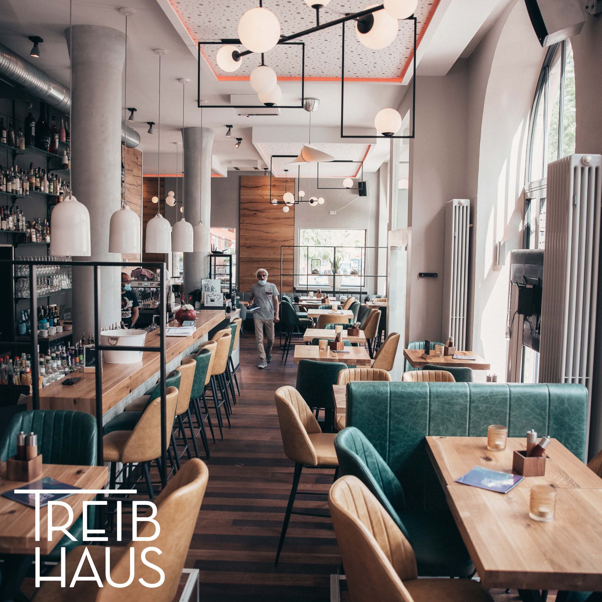 Innenbeleuchtung in modernem Café mit Pendelleuchten