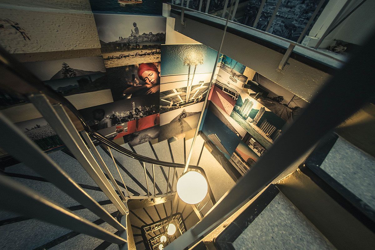 Kugelleuchten im Treppenauge setzen die Fotowand im Treppenhaus effektvoll in Szene.