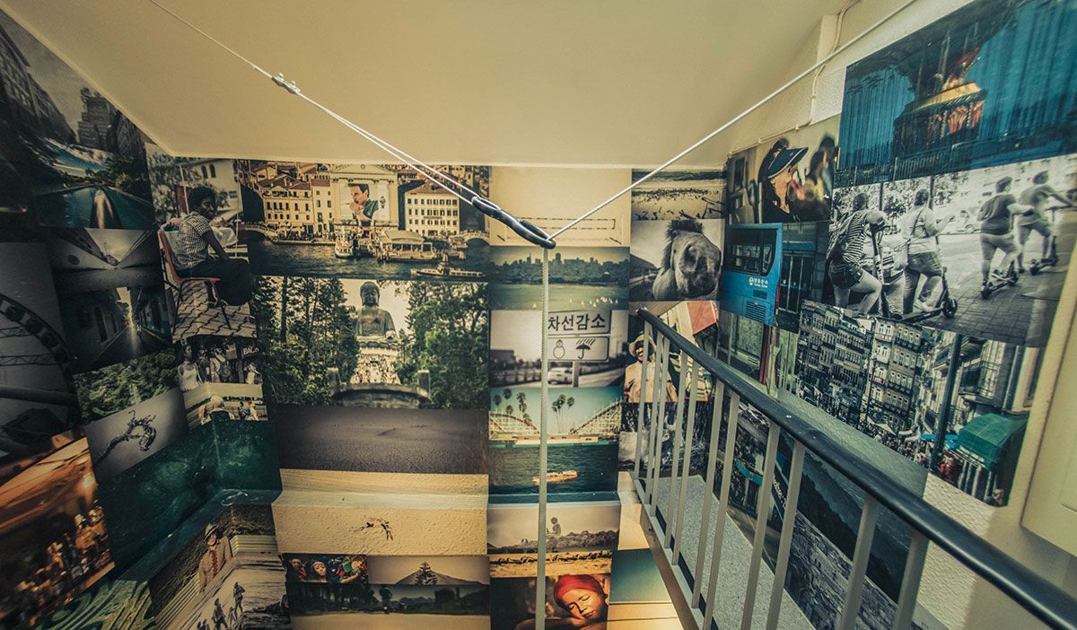 Moderne Innenbeleuchtung im Treppenhaus setzt bunte Wandbilder atmosphärisch in Szene.