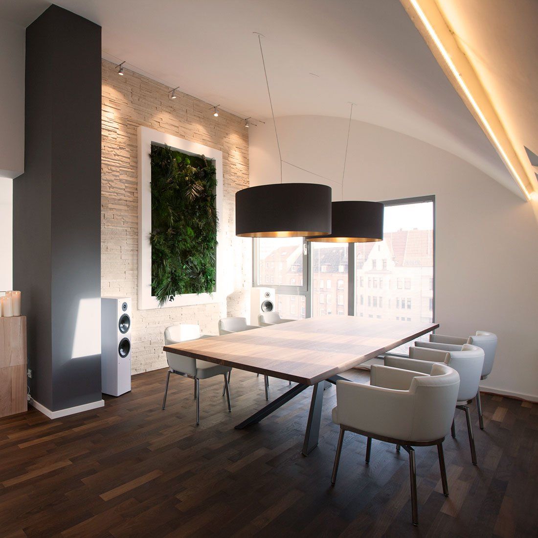 Modernes Esszimmer mit dekorativer Pendelbeleuchtung