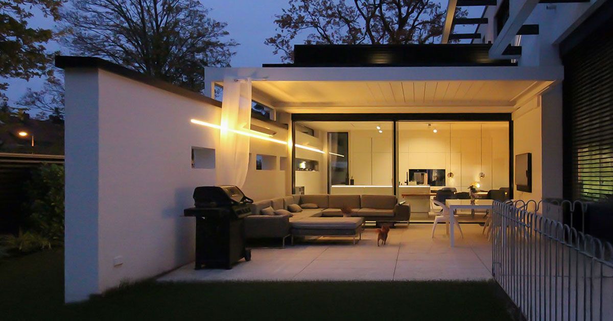 Moderne Terrassenbeleuchtung: Eine LED-Lichtvoute verbindet den Innenraum nahtlos mit dem Lounge-Bereich.