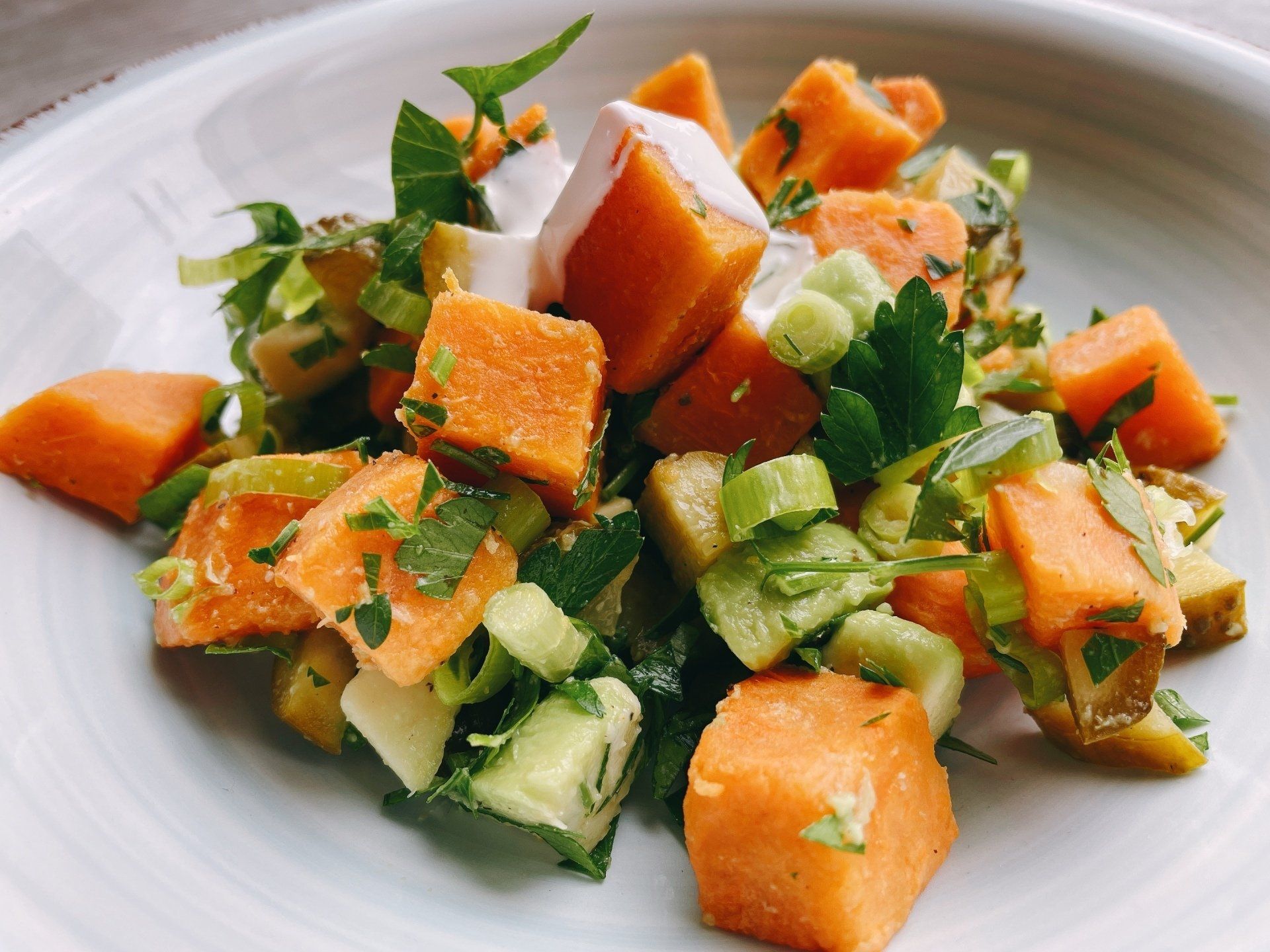 Zoete aardappel salade met augurk