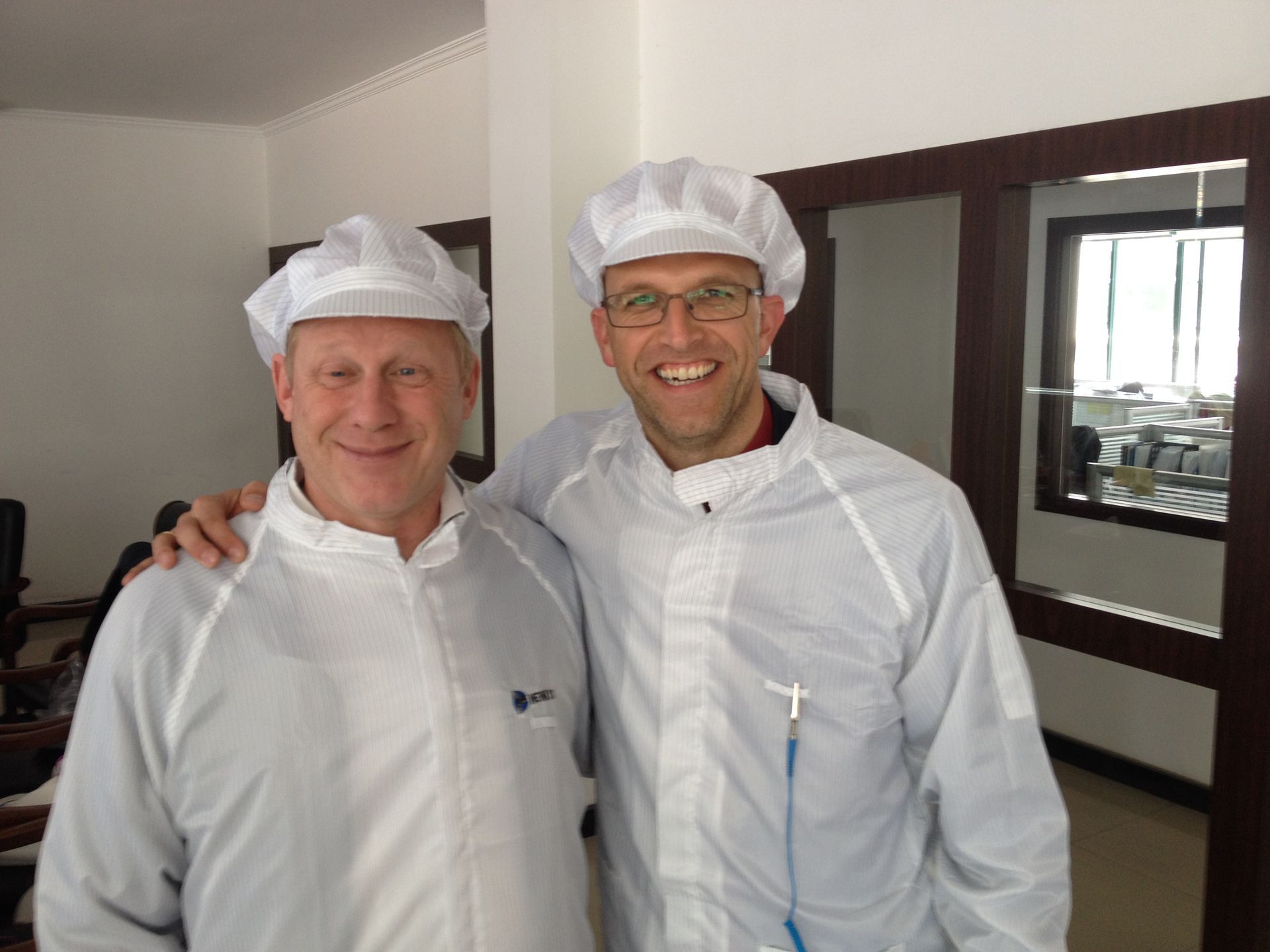 Philip en Durk Piet in Wuxi, China. Op bedrijfsboek tijdens een studie-excursie