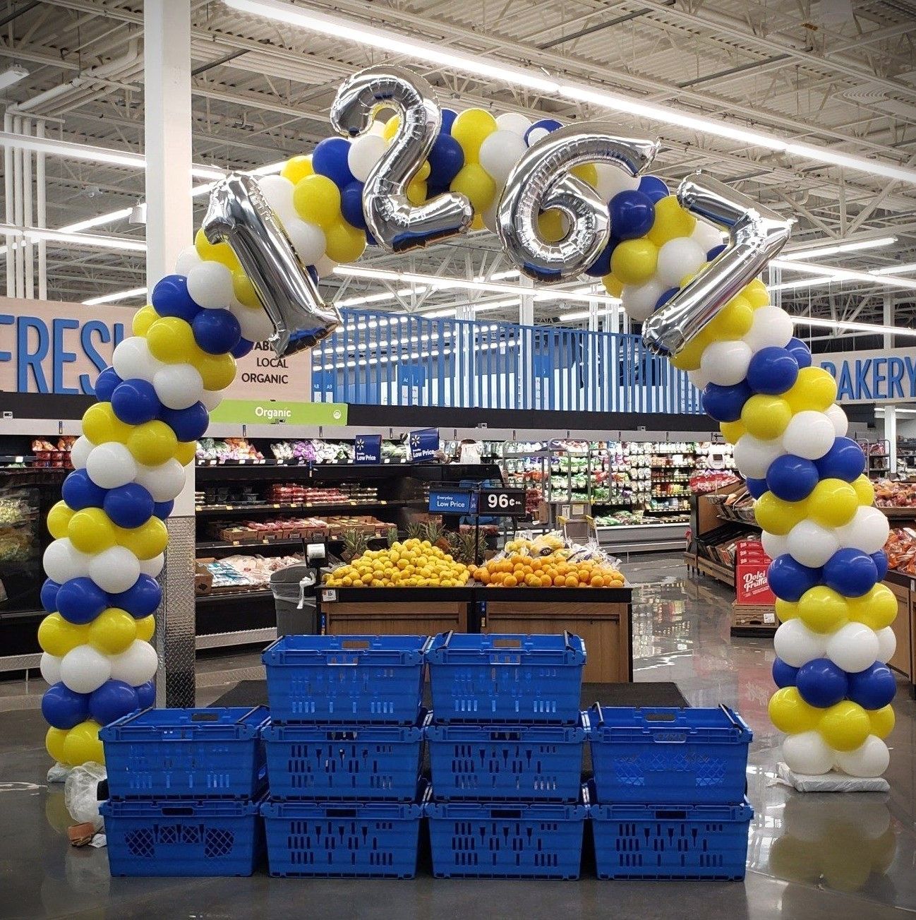 Total Length: 25ft
Style: stacked
Colors: blue, white and yellow. 
Specialty Balloons: Large foil numbers.