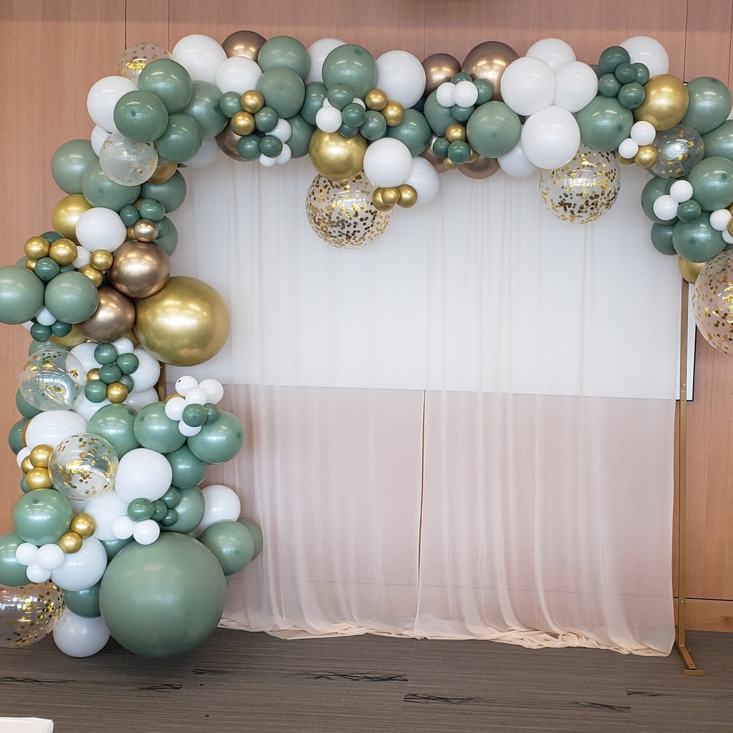 16 total feet of latex and confetti filled balloons.
Colors: sage green, gold, white and confetti filled clear latex balloons.