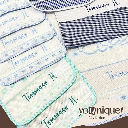 Etichette in tessuto personalizzate impilabili, nei colori bianco, menta e blu navy, con nomi e stelle ricamati.