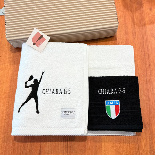 Asciugamani da golf piegati, nei colori nero, bianco e rosso, con sagome di golfisti colorati e logo JEKY.