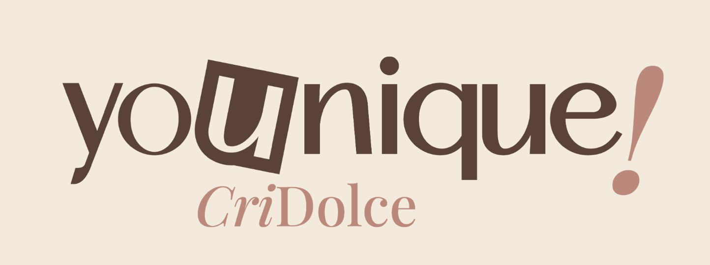 Logo Younique! CriDolce in marrone e rosa su sfondo crema.
