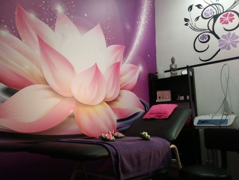 Una habitación con una flor de loto en la pared.