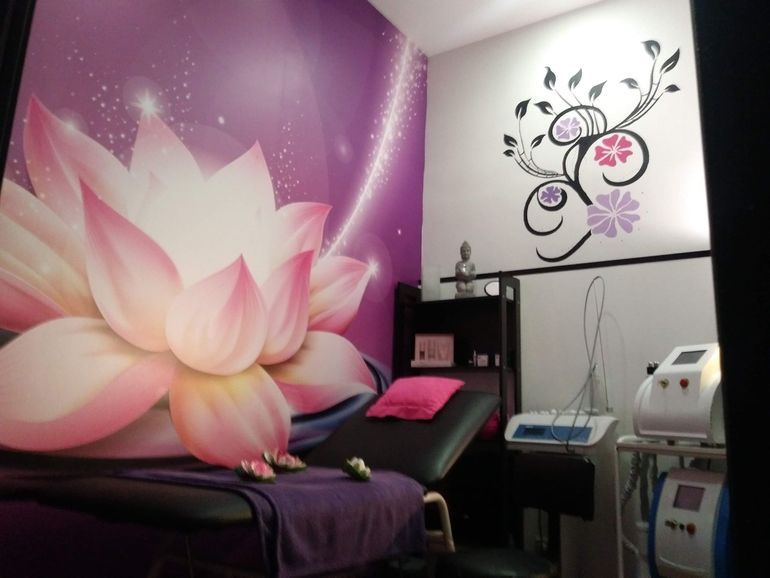 Una habitación con una flor de loto en la pared.