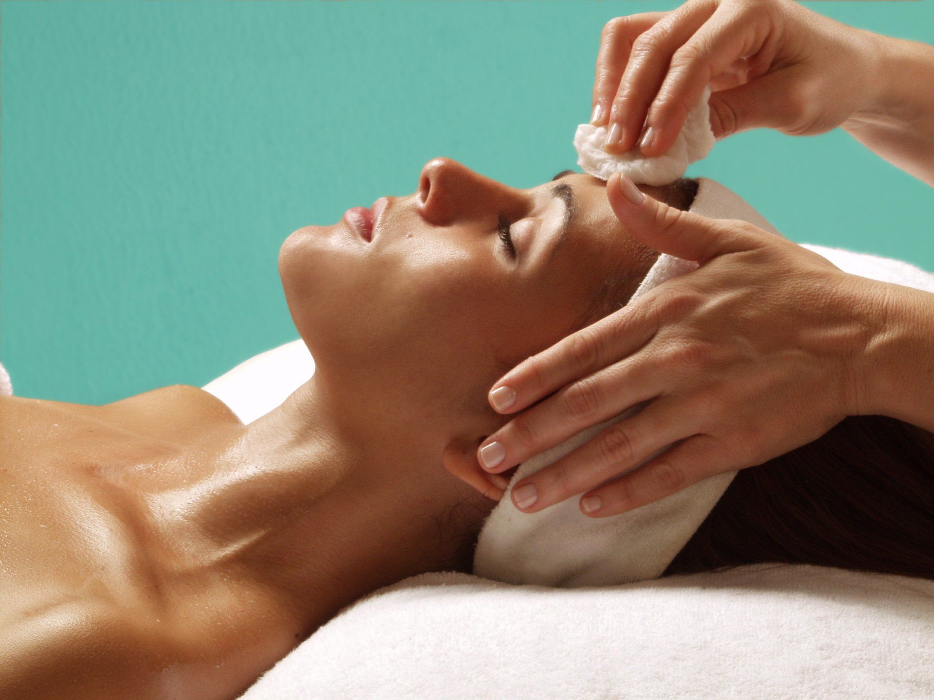 Una mujer está recibiendo un tratamiento facial en un spa.