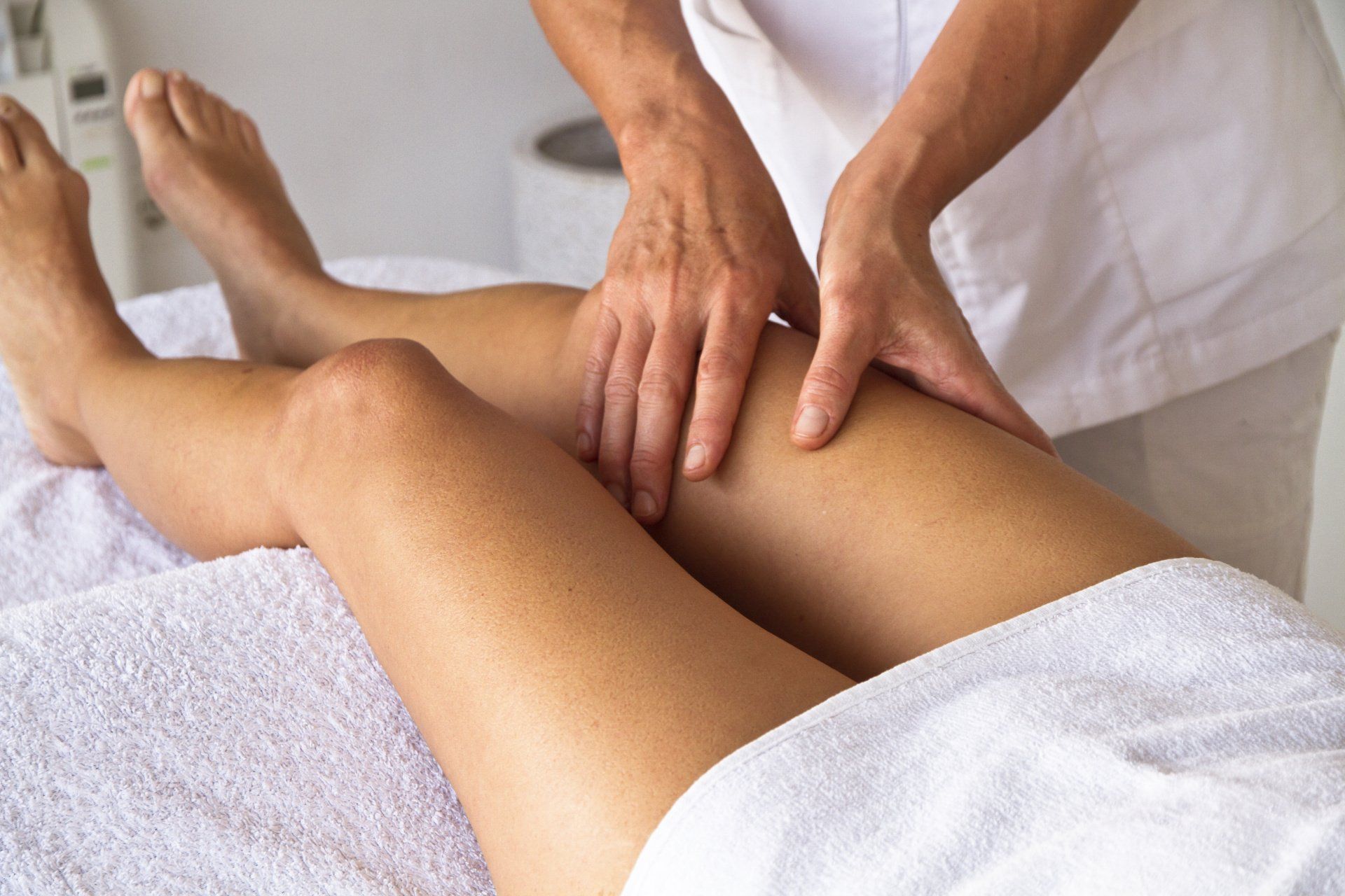 Una mujer está recibiendo un masaje en su pierna en un spa.
