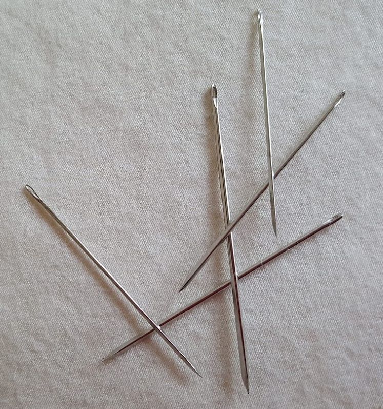 Glover’s leather sewing needles pack, pink and blue box with five needles visible in window