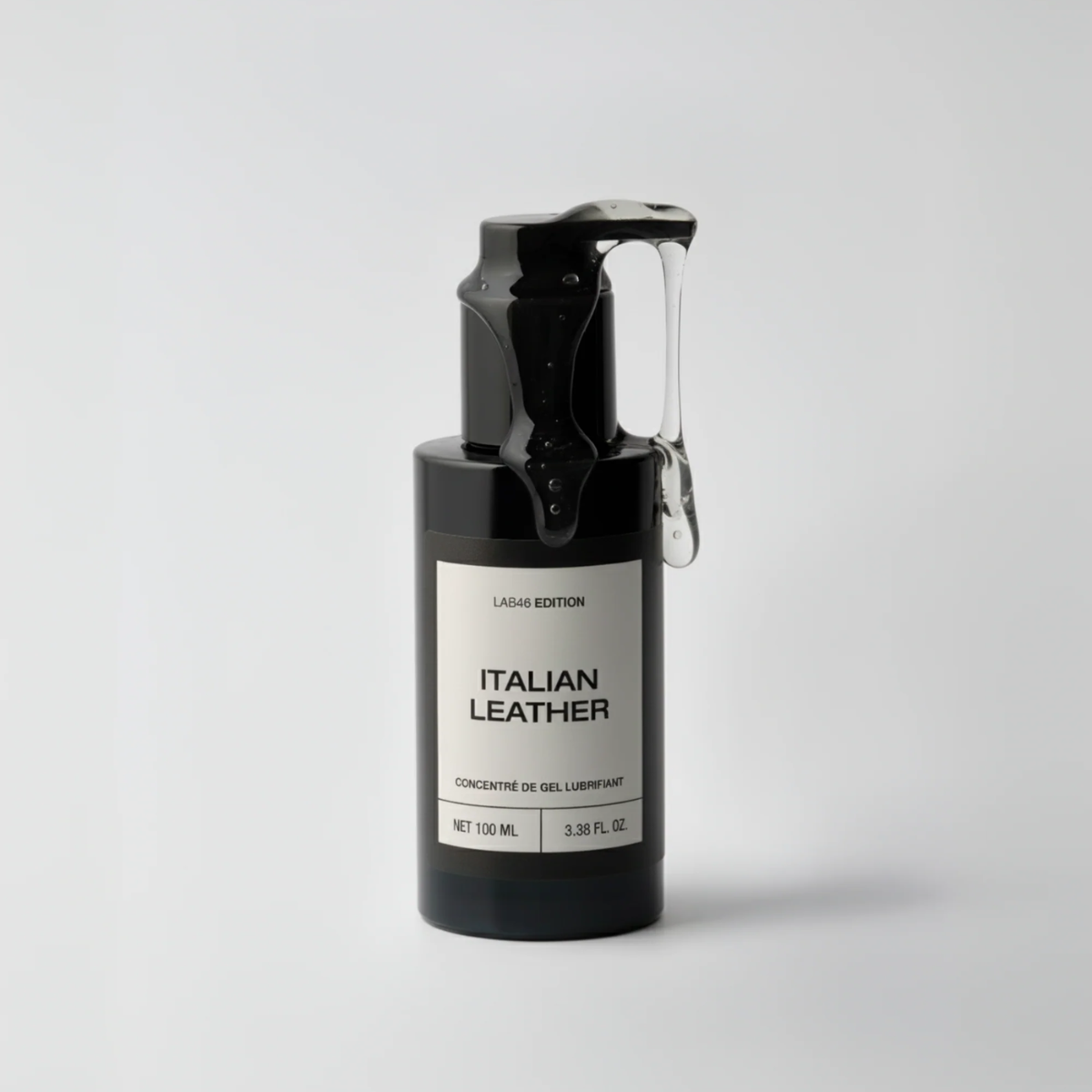 Flakon und Schachtel des Parfums „Black Italian Leather“ auf einem Tablett vor grauem Hintergrund