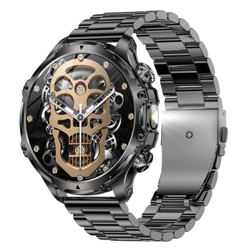 Reloj inteligente plateado con correa de metal, que muestra una esfera de reloj digital con pantallas coloridas.