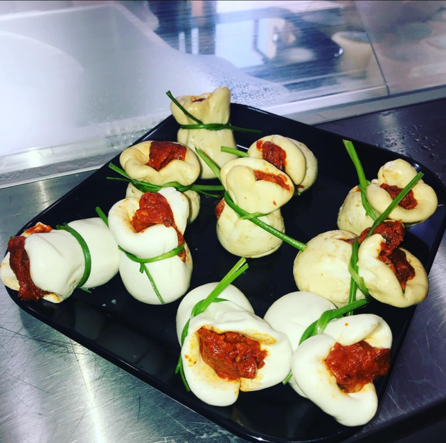 un vassoio nero con sopra un mucchio di cibo