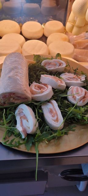 girella di mozzarellacon carne e verdure su un tavolo.
