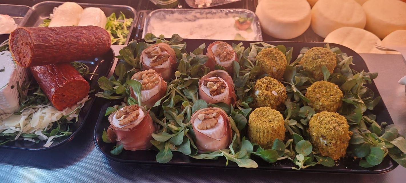 un vassoio di cibo con carne e verdure su un tavolo.