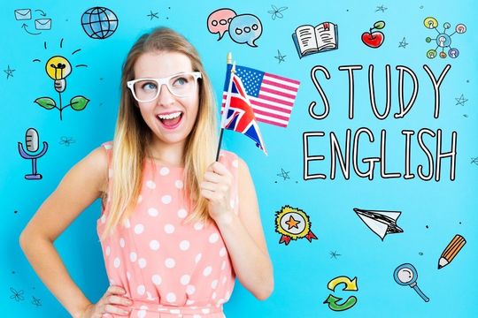 ragazza con bandierina inglese