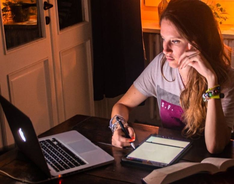 ragazza mentre studia a distanza online