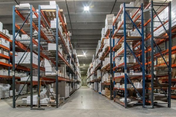 A large warehouse filled with lots of shelves and boxes.