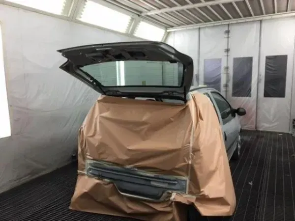 Bagagliaio di un'auto aperto