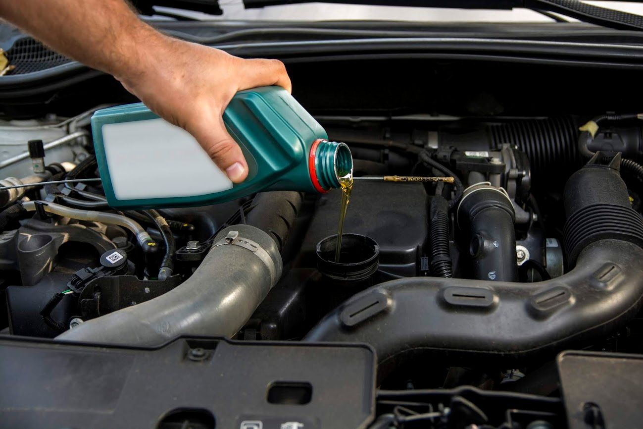 Olio motore nel motore di un'auto.