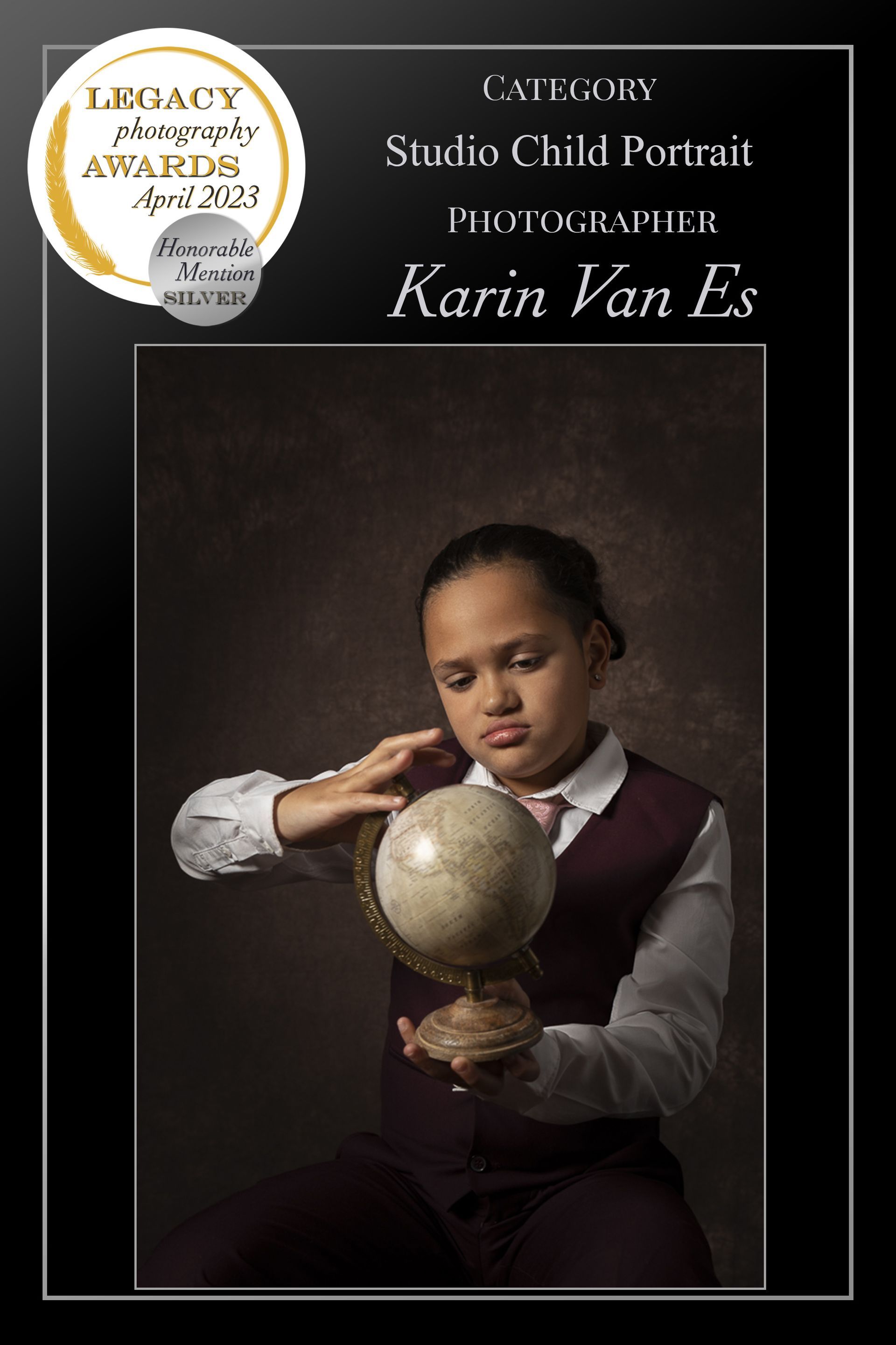 Kind met een wereldbol in de hand. Draagt ​​een vest en een wit shirt. Studiofoto met een spandoek met een prijs.