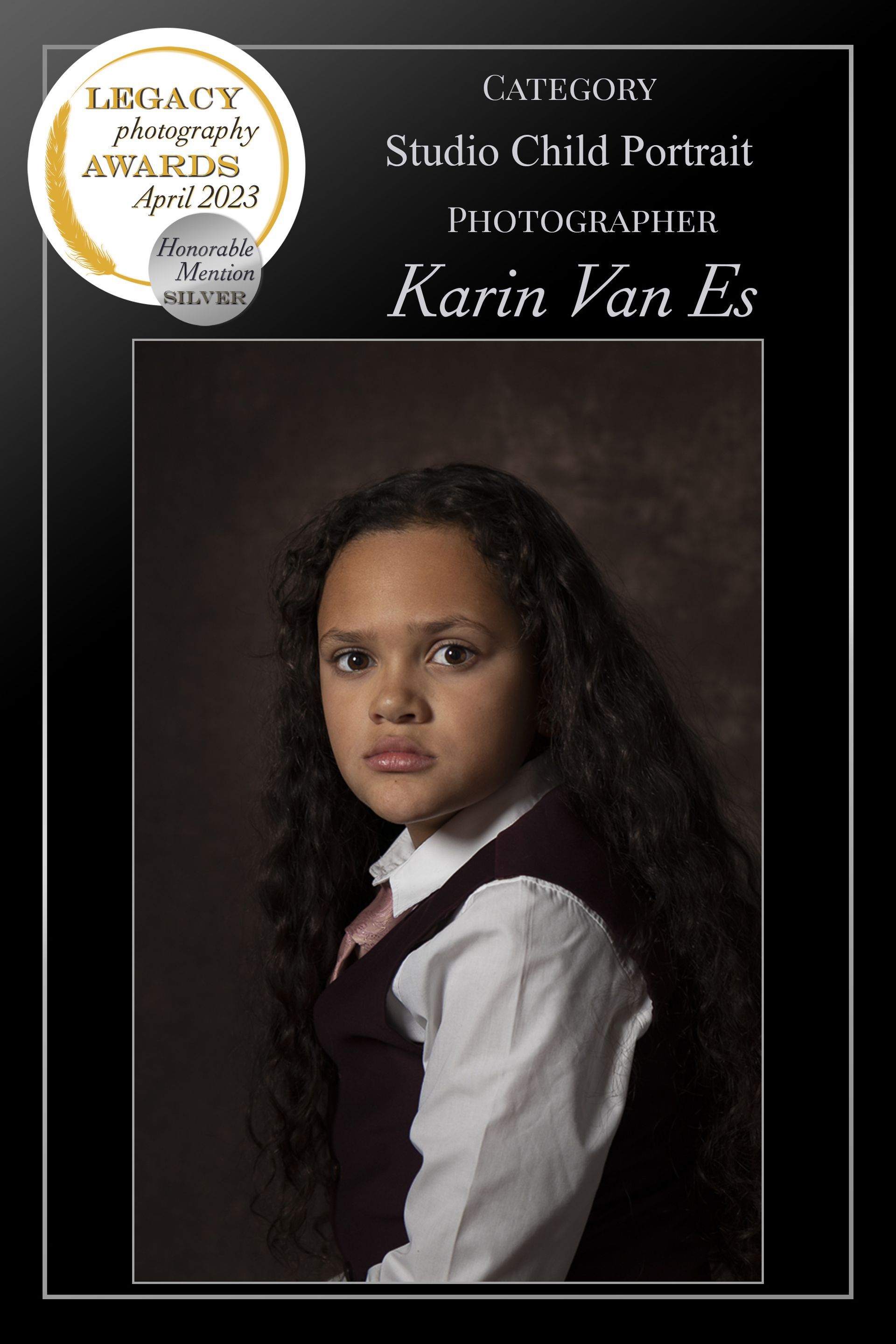 Portret van een kind in een studio. Het kind draagt ​​een vest en heeft lang, donker haar.