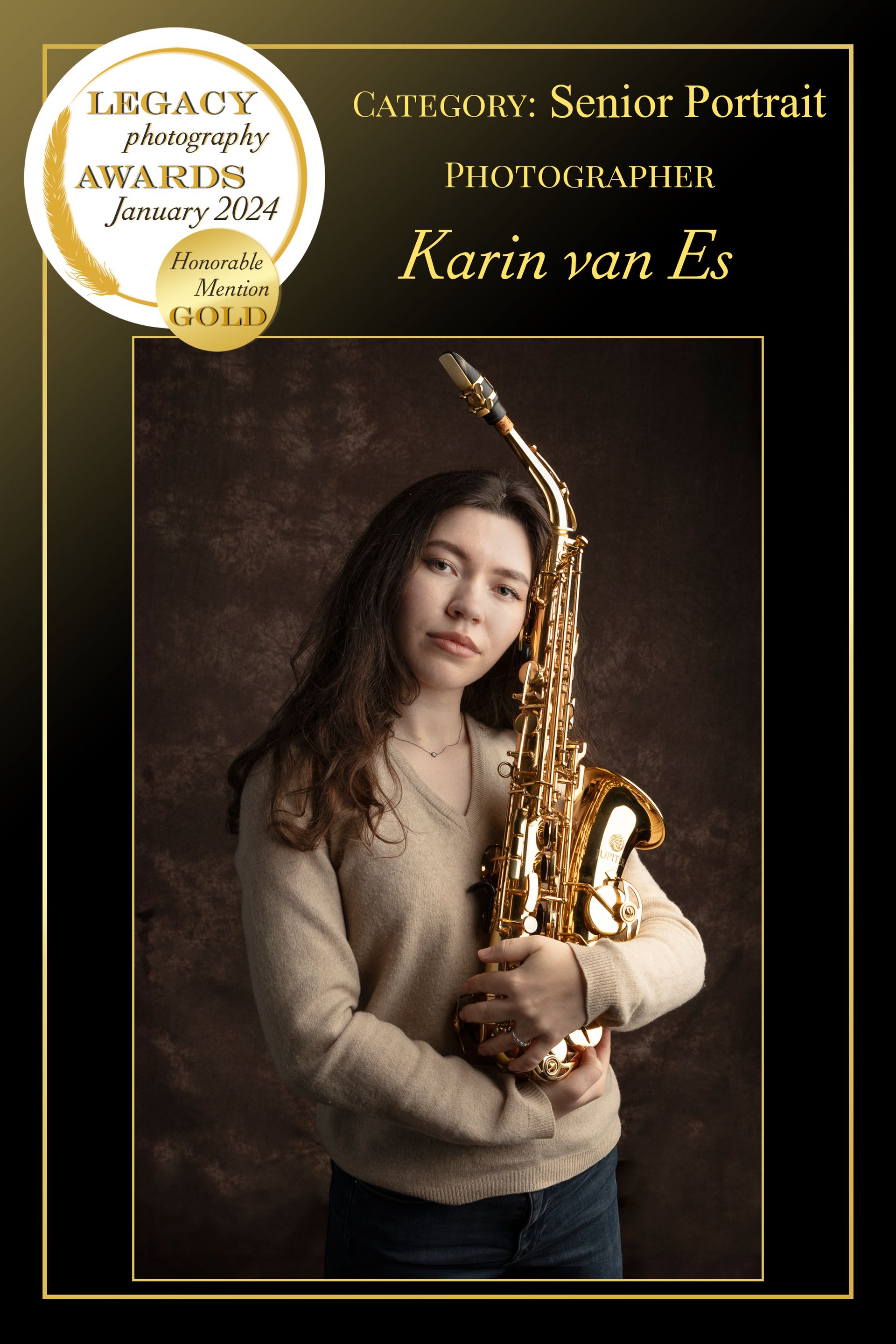 Vrouw met saxofoon, warme klanken. Winnaar van de Legacy Awards, Senior Portret. Gouden award.
