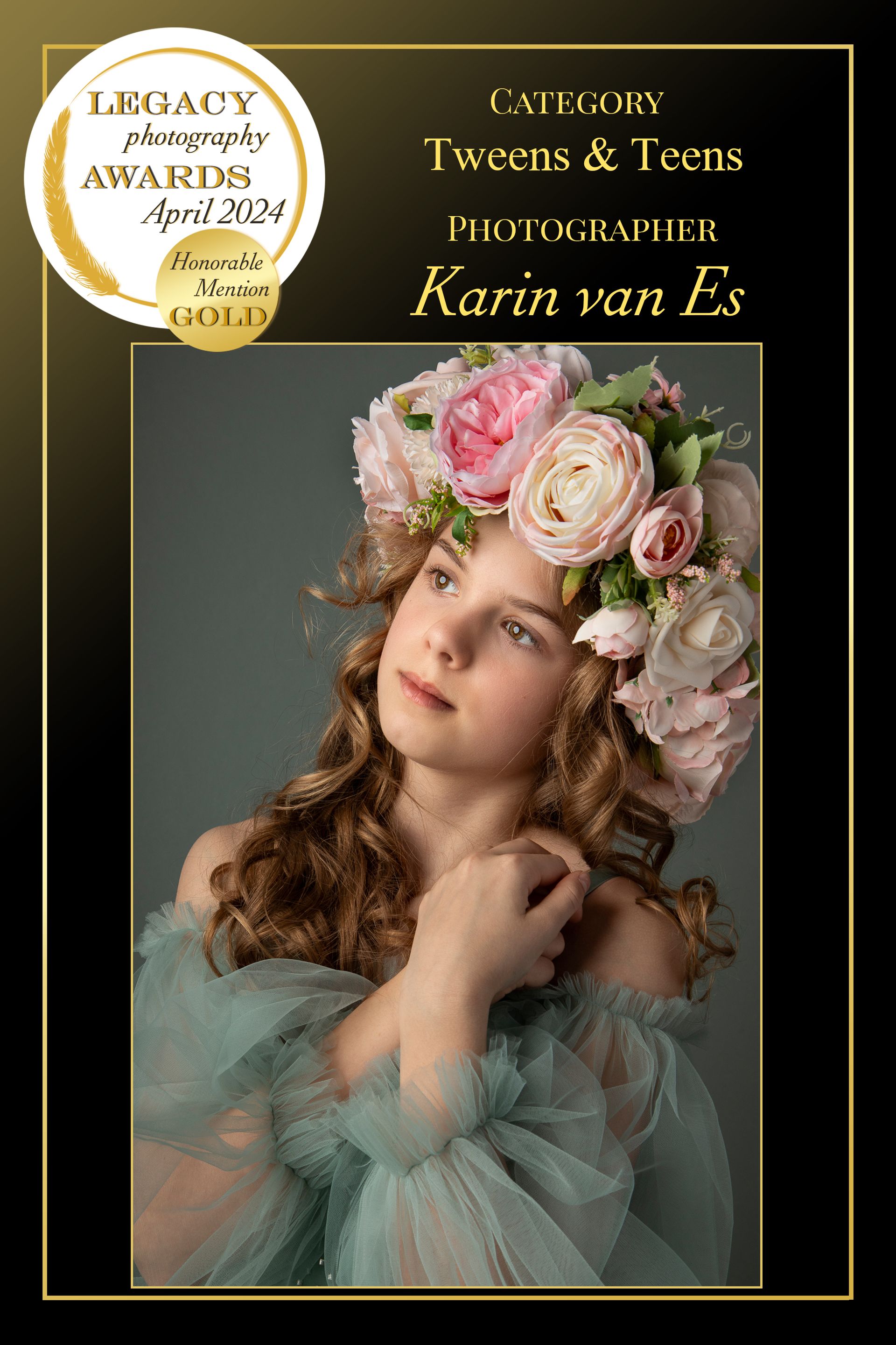 Een meisje met een bloemenhoofdtooi en een groene jurk poseert voor een portret. 