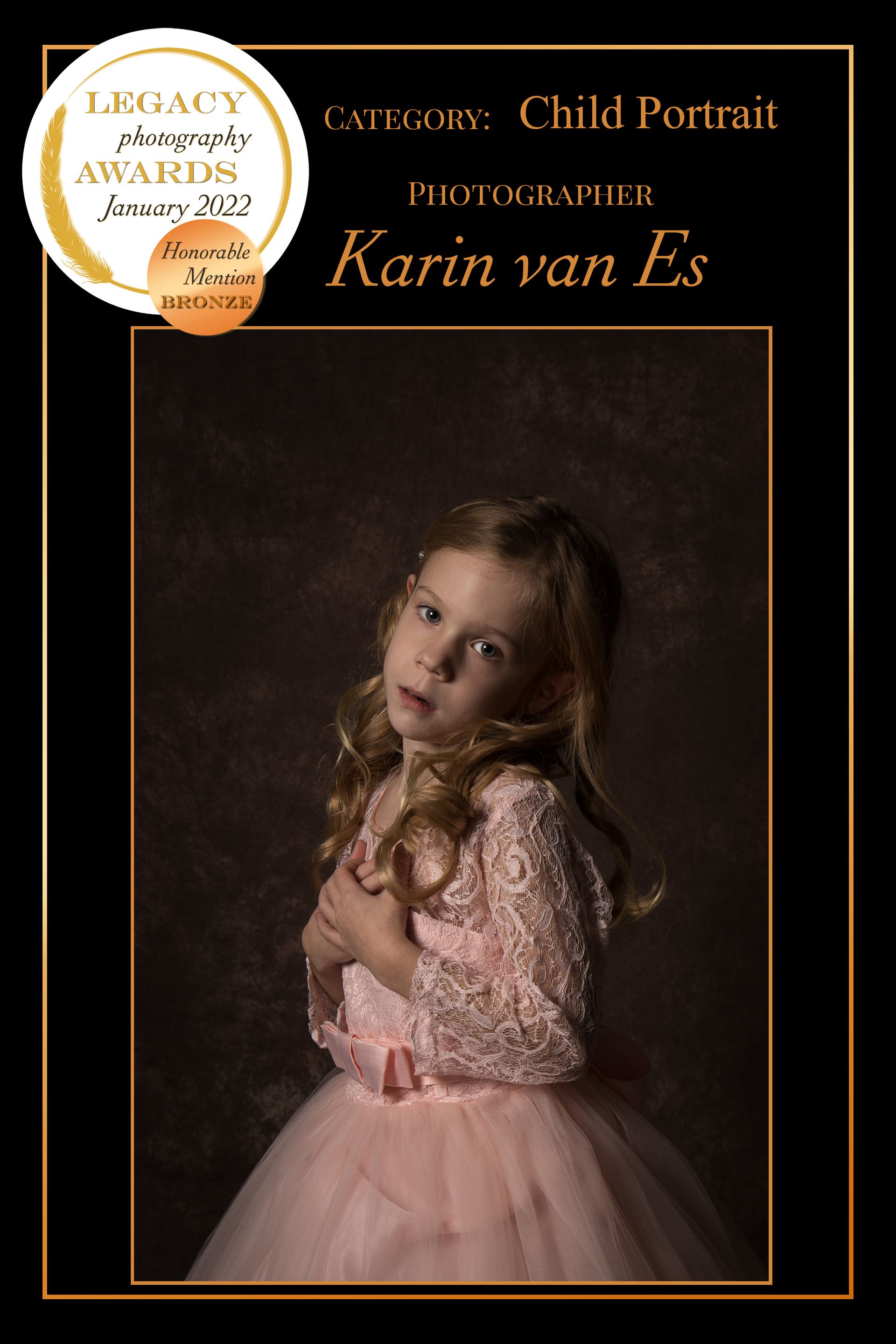 Kinderportret in een roze jurk, met ogen die de kijker aankijken, tegen een donkerbruine achtergrond.