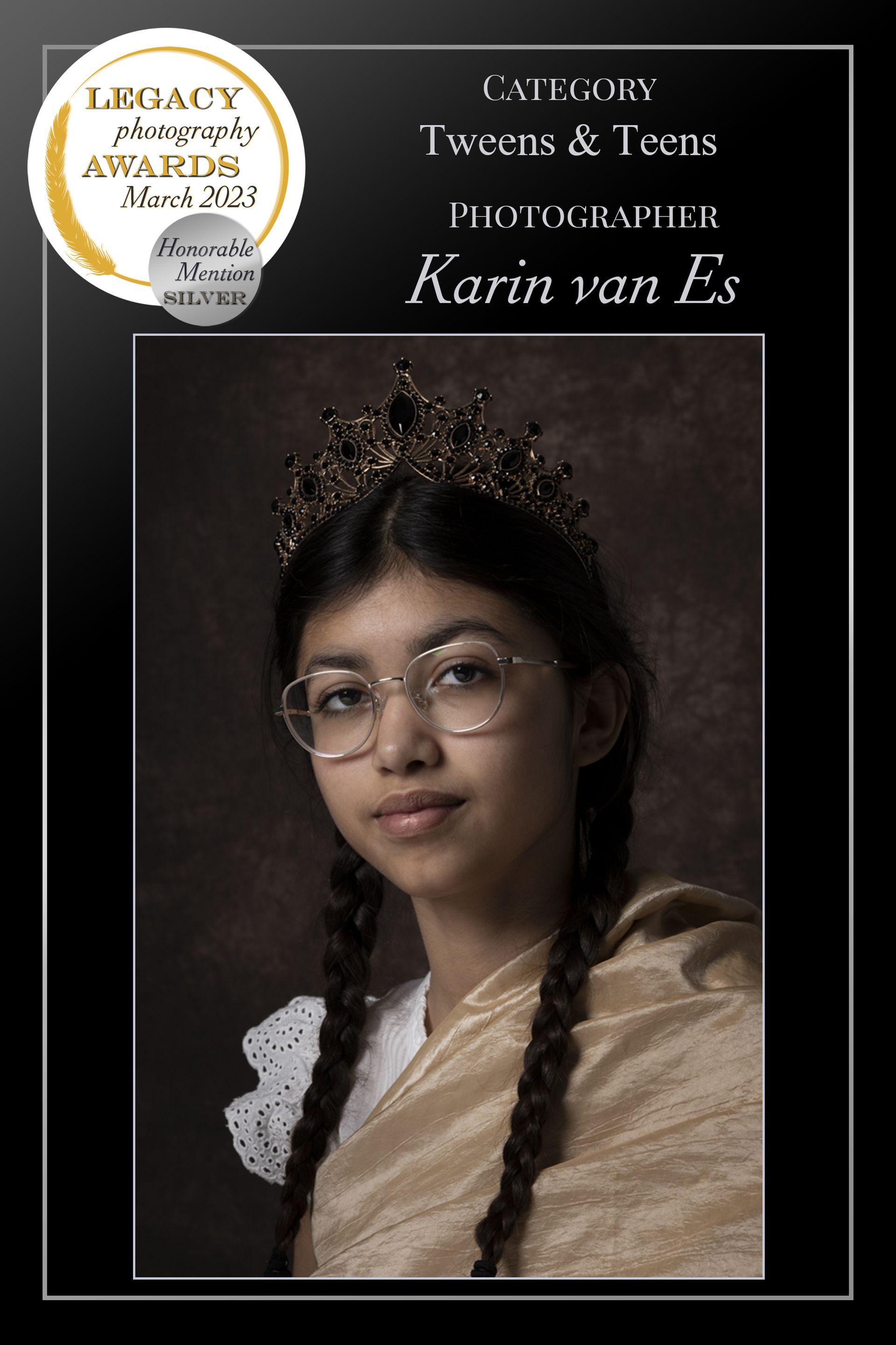 Portret van een persoon met een kroon en een bril, vlechten en een gouden sjaal. Tekst: 
