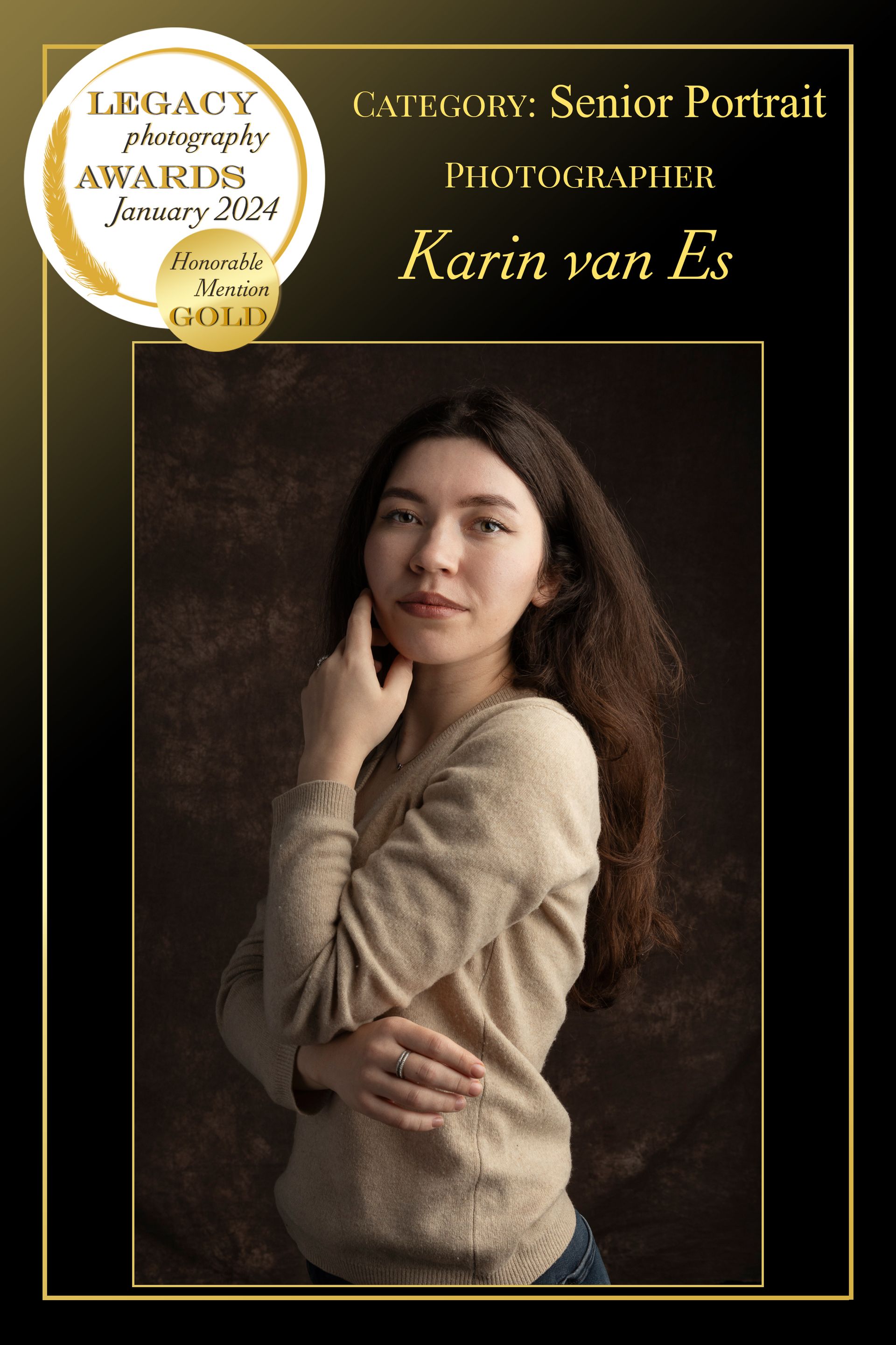 Vrouw poseert voor een eindexamenportret, hand op gezicht, beige trui, donkere achtergrond. Prijsbadge in de hoek.