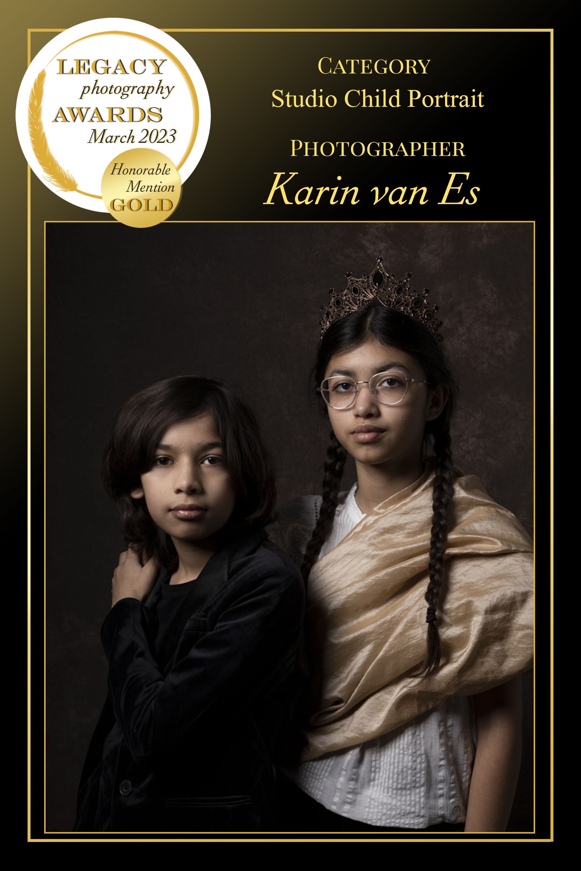 Kinderportret in een studio, met een donkere achtergrond.