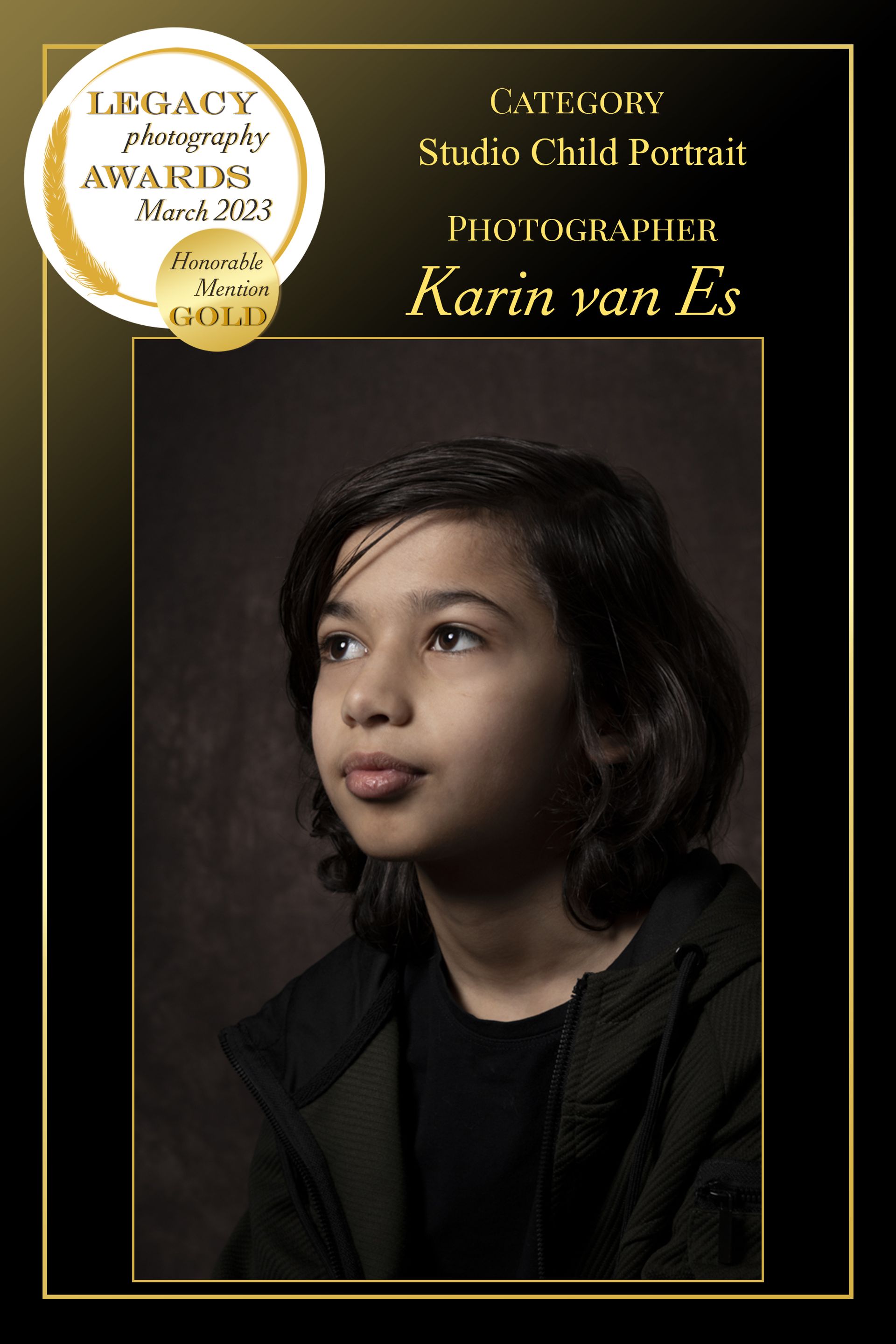 Een kinderportret met het gouden Legacy Award-zegel; donkerharig kind kijkt voor zich uit, donkere jas, bruine achtergrond.