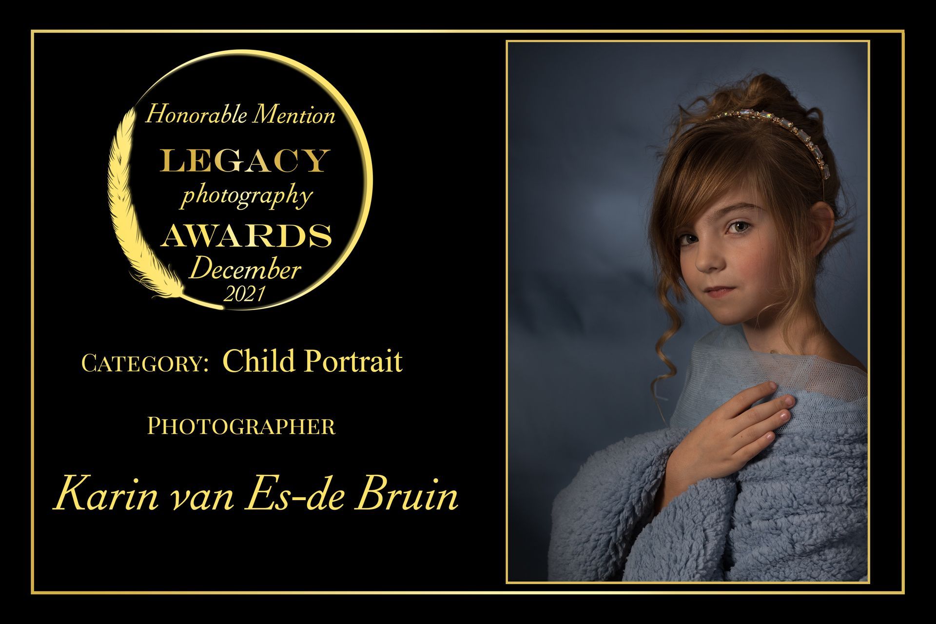 Prijs voor Karin van Es-de Bruin, kinderportret. Meisje in blauwe omslagdoek. Gouden awardembleem links, zwarte achtergrond.