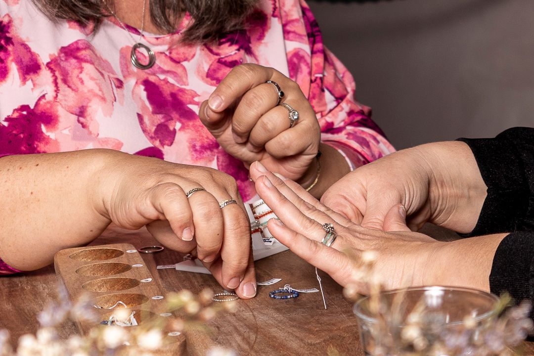 Ringen passen bij de goudsmid. verkoper helpt klant