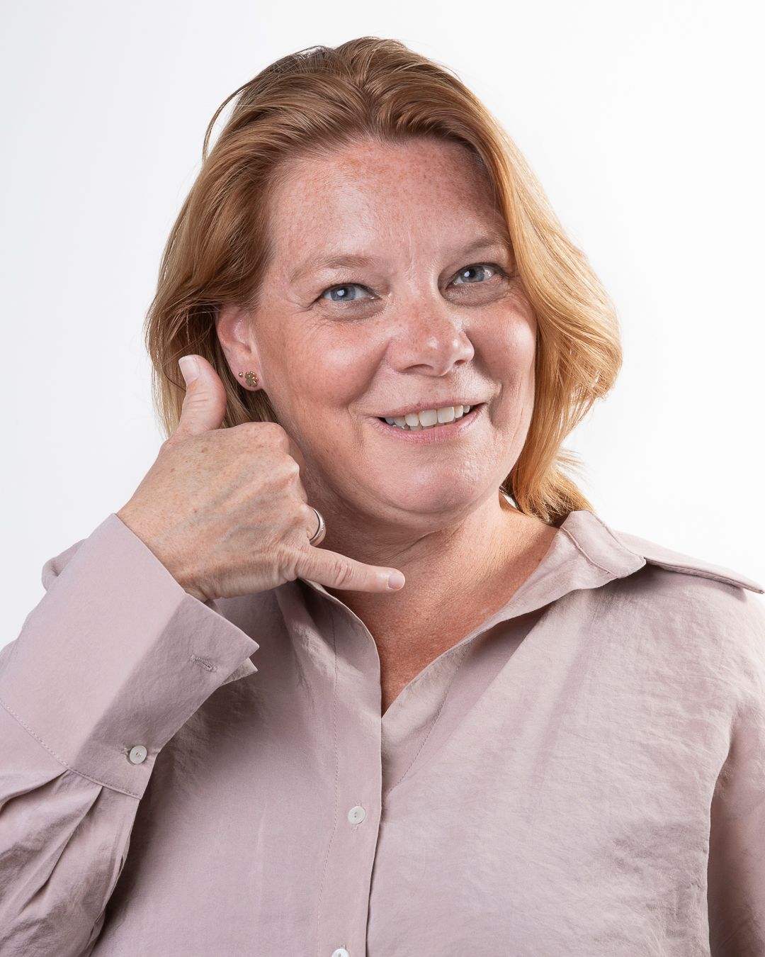 Vrouw, gekleed in een roze shirt, maakt een 