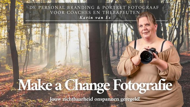 Promotie voor personal branding en portretfotografie. een vrouw die een camera vasthoudt in een bos waar een groot contrast tussen licht en donker te zien is en zonneharpen, tekst “Make a Change Fotografie”