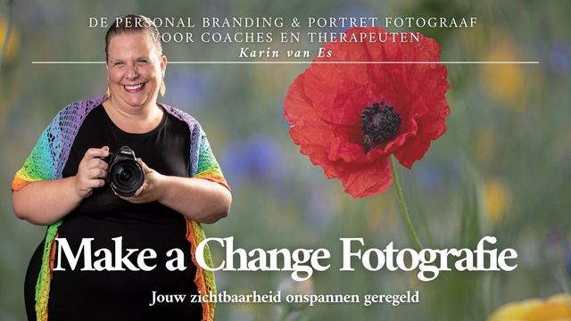 Promotiefoto voor portretfotografie met een lachende fotograaf die een camera vasthoudt en een rode bloem op een wazige achtergrond.