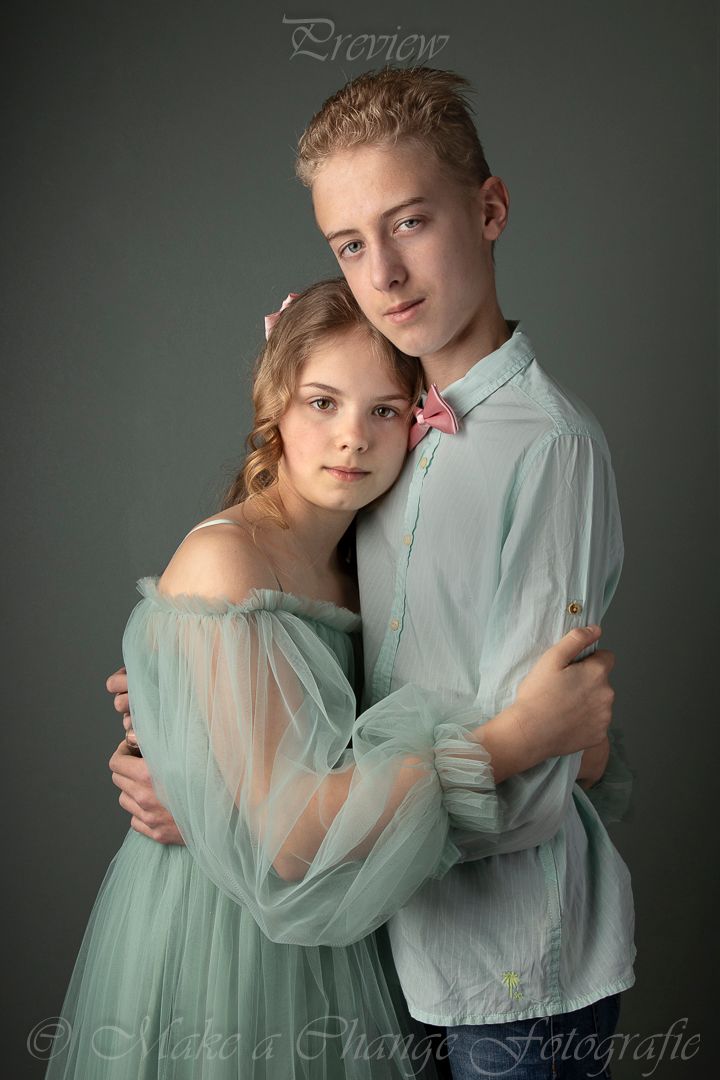 Broer en zus omhelzen elkaar en poseren voor een portret.