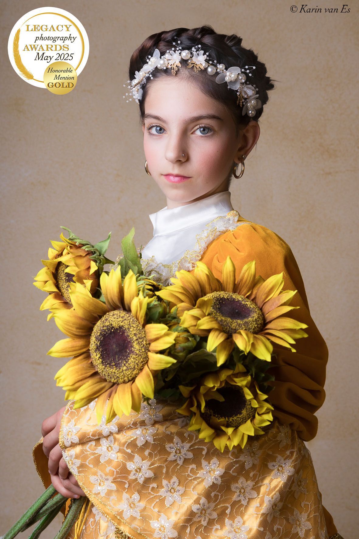 Meisje in een gele jurk met zonnebloemen en een bloemenkrans in haar hoofd. Zachte focus.